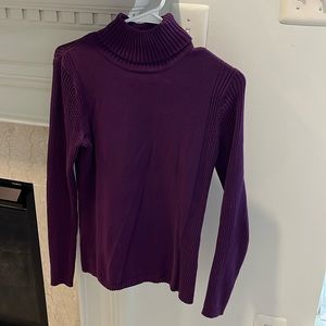 Leo and Nicole plum colored ladies turtleneck size medium